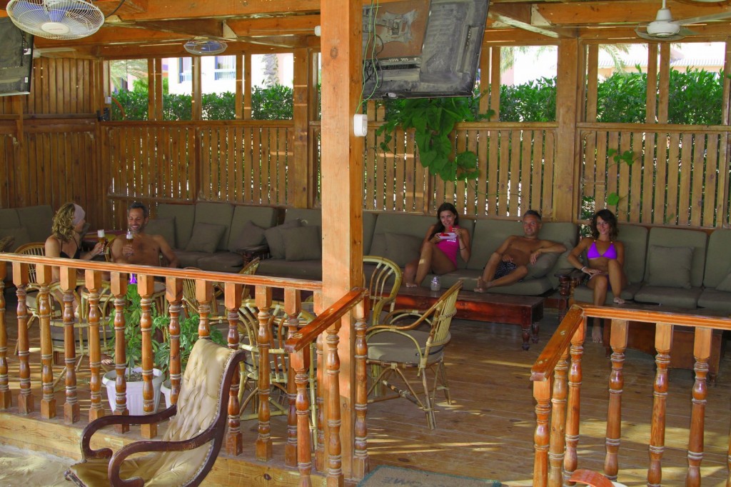 a comfortable seating area kitesurfing village of Ras Sudr with comfortable sofas, tv hd, sky e musica