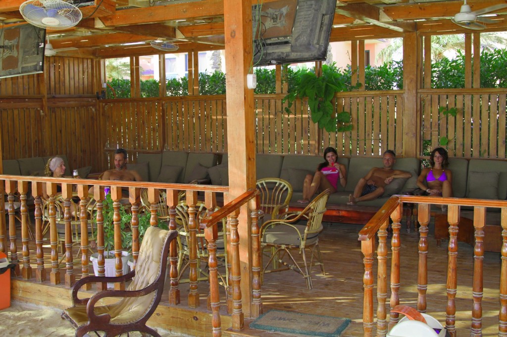 una comoda area relax al kitesurfing village di Ras Sudr con comodi divani, tv hd, sky e musica